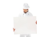 Профессиональный молодой шеф-повар держит пустой баннер и смотрит вниз изолированы на белый