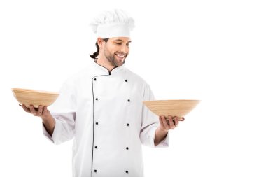 mutlu genç şef beyaz izole kase tutarak