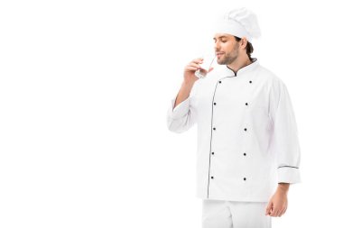 yakışıklı genç şef içme suyu üzerinde beyaz izole