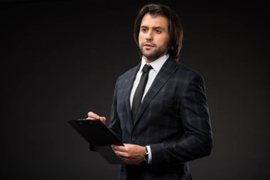 panoya yazma ve dış saha üzerinde izole siyah arıyorum ciddi genç işadamı