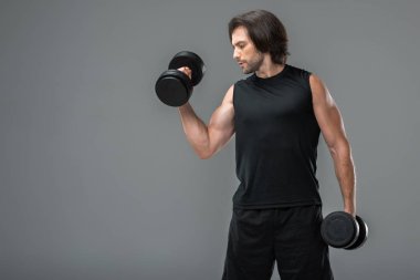 gri izole dumbbells ile egzersiz kas genç sporcu