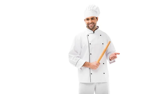 Sorrindo Jovem Chef Segurando Rolo Pin Olhando Para Longe Isolado — Fotografia de Stock