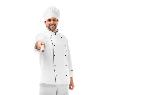 Przystojny Młody Szef Kuchni Trzymając Wałek Wskazując Aparat Białym Tle — Zdjęcie stockowe