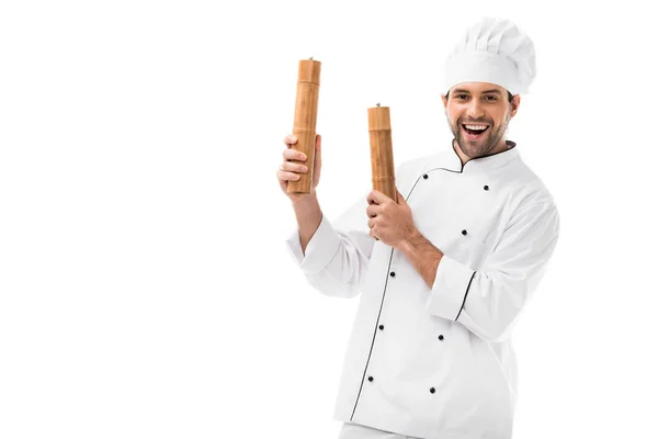 Happy Young Chef Holding Bamboo Pepper Mills Isolated White — Free Stock Photo