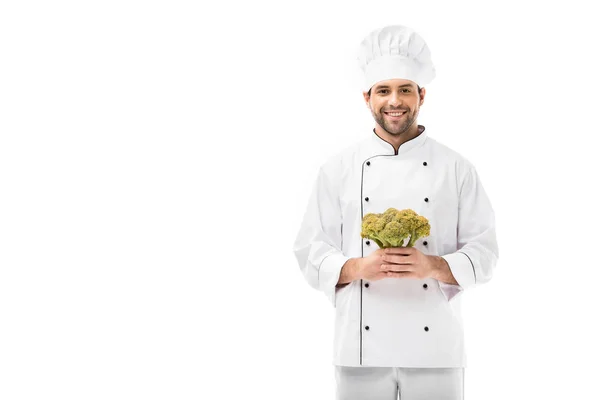 Pohledný Mladý Kuchař Drží Brokolice Při Pohledu Fotoaparát Izolované Bílém — Stock fotografie zdarma