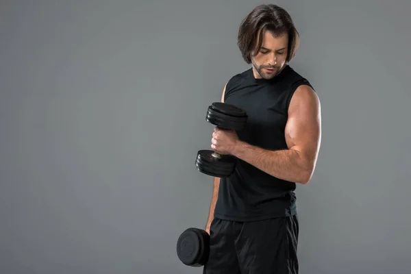 Musculoso Guapo Hombre Entrenando Con Mancuernas Mirando Bíceps Aislados Gris —  Fotos de Stock