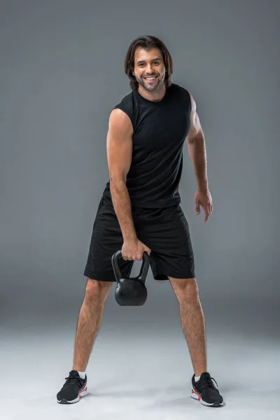 Bello Sportivo Possesso Kettlebell Sorridente Alla Fotocamera Grigio — Foto Stock