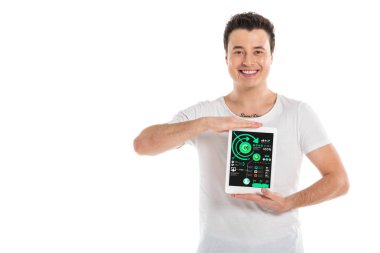 yakışıklı adam analiz app ekranda beyaz izole pazarlama ile dijital tablet holding