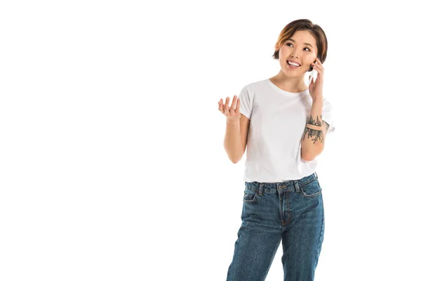 Mujer Joven Feliz Hablando Teléfono Inteligente Aislado Blanco — Foto de stock gratis