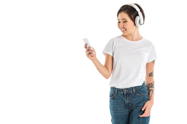 Jovem Atraente Usando Fones Ouvido Ouvindo Música Usando Smartphone Isolado — Fotografia de Stock