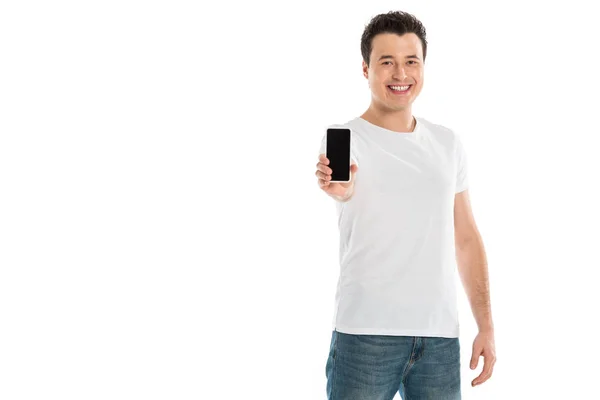 Homem Bonito Apresentando Smartphone Com Tela Branco Olhando Para Câmera — Fotografia de Stock