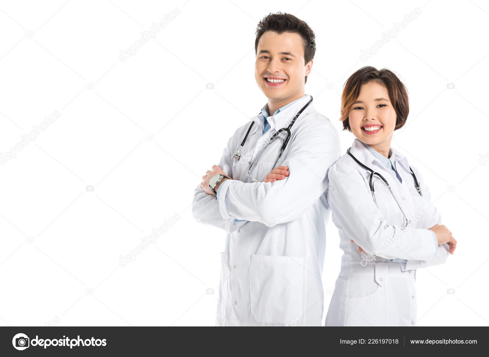 jovem médico masculino e jovem médico feminino segurando o