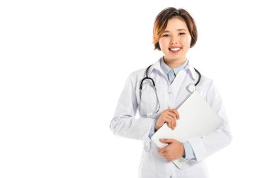 kameraya bakarak ve üzerinde beyaz izole tanı tutan gülümseyen kadın doktor