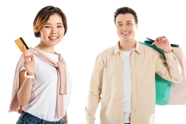 Sonriente Marido Llevando Bolsas Compras Mientras Feliz Esposa Presentando Tarjeta — Foto de Stock