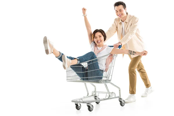 Man Duwen Winkelwagentje Met Gelukkige Vrouw Binnen Geïsoleerd Wit Paar — Stockfoto