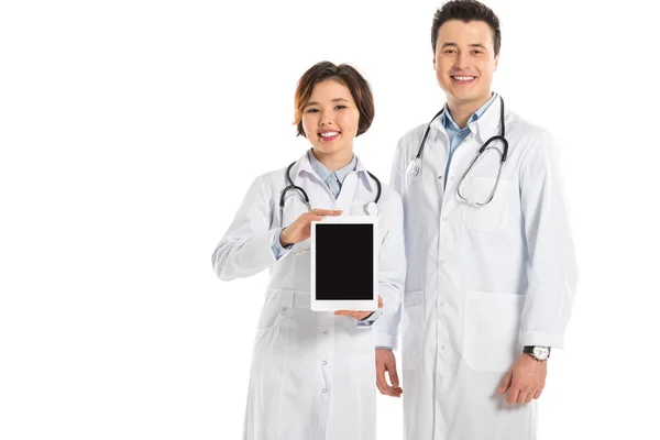 Médicos Femeninos Masculinos Que Presentan Tableta Digital Con Pantalla Blanco —  Fotos de Stock