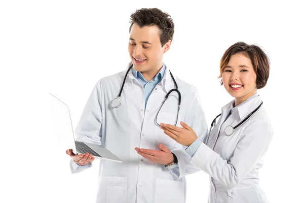 Sonrientes Médicos Femeninos Masculinos Utilizando Portátil Aislado Blanco —  Fotos de Stock