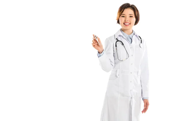 Hermosa Sonriente Doctora Sosteniendo Termómetro Médico Mirando Cámara Aislada Blanco —  Fotos de Stock