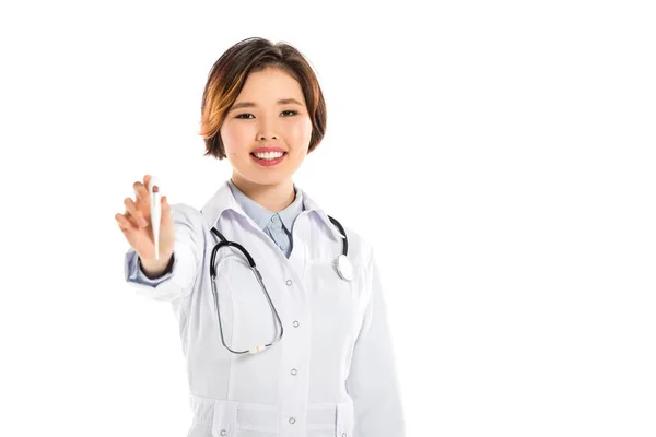 Усміхнена Жінка Лікар Тримає Медичний Термометр Дивиться Камеру Ізольовано Білому — Безкоштовне стокове фото