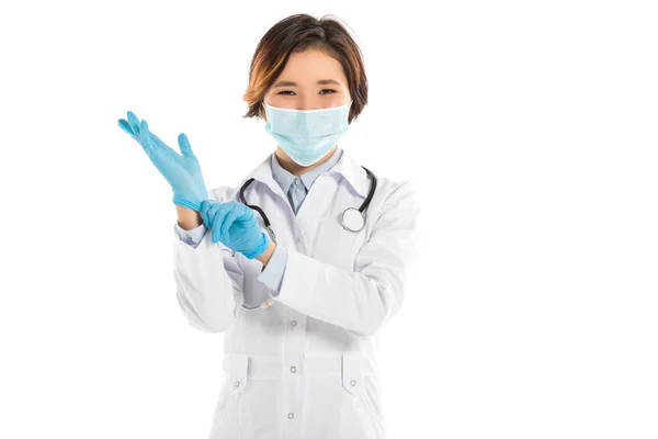 Hermosa Doctora Poniéndose Guantes Goma Mirando Cámara Aislada Blanco — Foto de Stock