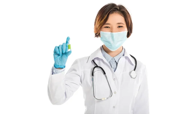 Sonriente Doctora Con Estetoscopio Sosteniendo Ampolla Mirando Cámara Aislada Blanco — Foto de stock gratis