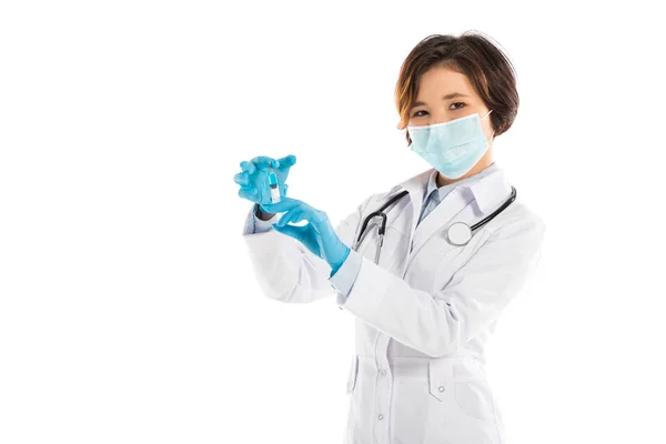 Beautiful Female Doctor Medical Mask Holding Syringe Looking Camera Isolated — Free Stock Photo