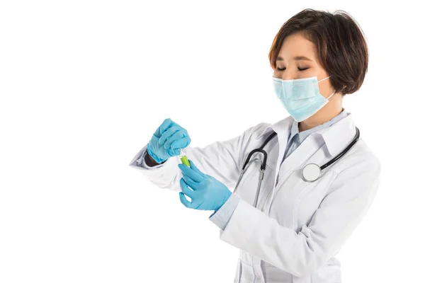 Médico Fêmea Com Estetoscópio Máscara Médica Segurando Ampola Isolada Branco — Fotos gratuitas