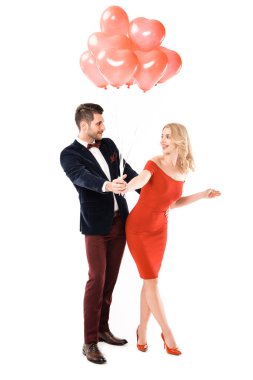 Beyaz izole kırmızı balonlarla yetişkin çekici çift