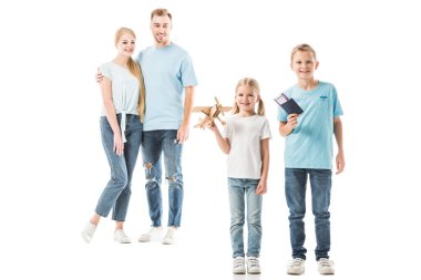 Gülümseyen ve çocuklar üzerinde beyaz izole bakarak mutlu anne 