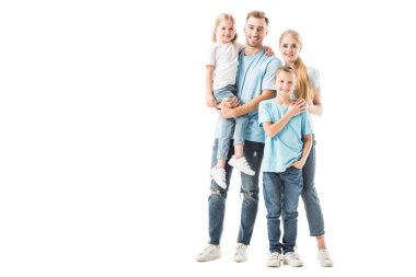 Mutlu aile ayakta ve üzerinde beyaz izole gülümseyen