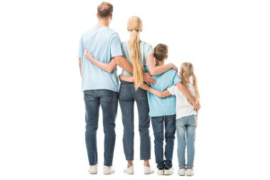 Arkadan görünüşü aile ayakta ve üzerinde beyaz izole sarılma