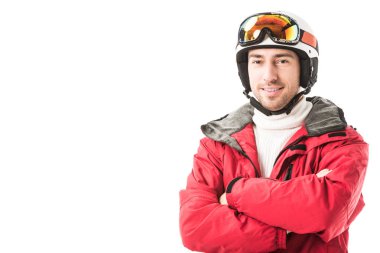 Kırmızı kayak ceket, gözlük ve kask silah ile yetişkin erkekte gülümseyen ve üzerinde beyaz izole kamera bakarak geçti