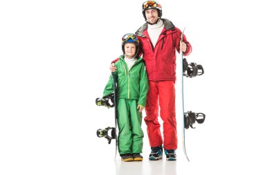Yetişkin baba snowboard, gülümseyerek ve üzerinde beyaz izole kamera seyir varoluş oğluyla kucaklayan snowsuit