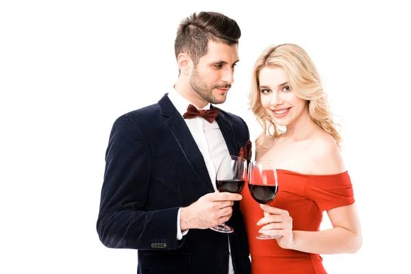 Casal Jovem Atraente Com Copos Vinho Tinto Isolado Branco — Fotografia de Stock