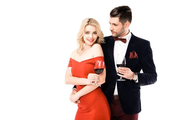 Couples Attractifs Embrassant Cliquetis Avec Vin Rouge Isolé Sur Blanc — Photo