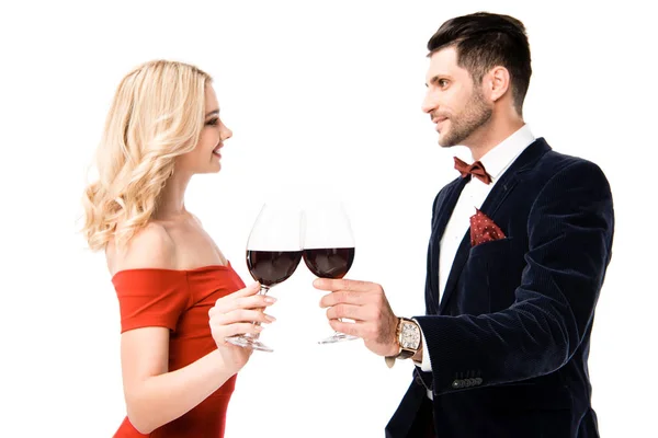 Feliz Casal Sorrindo Copos Clinking Com Vinho Tinto Isolado Branco — Fotografia de Stock