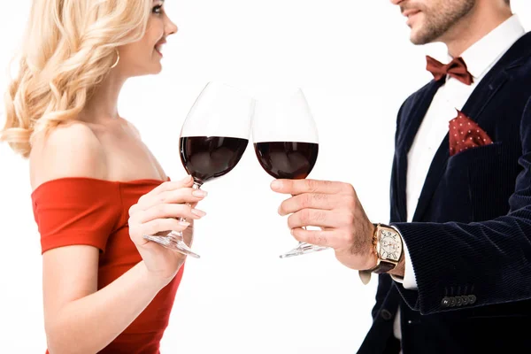 Abgeschnittene Ansicht Eines Paares Das Weingläser Isoliert Auf Weiß Klimpert — Stockfoto