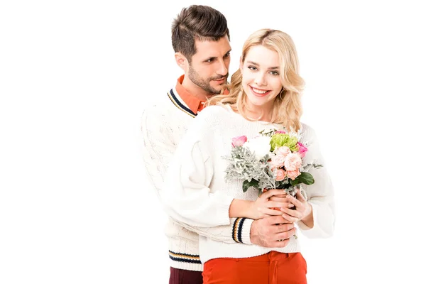 Pohledný Muž Objímání Krásné Girlfiend Květinami Izolované Bílém — Stock fotografie