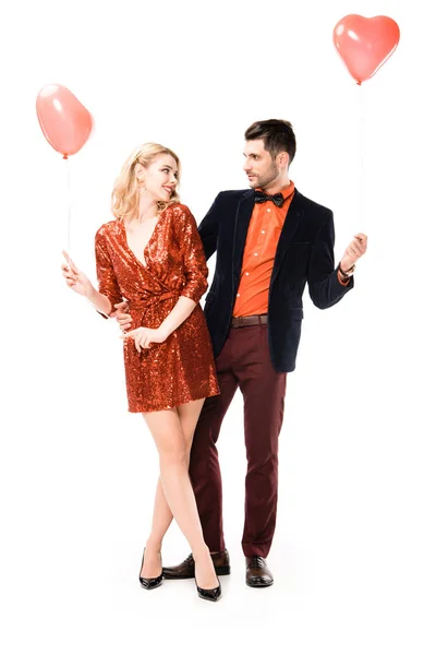 Schöne Romantische Paar Mit Roten Luftballons Isoliert Auf Weiß — Stockfoto