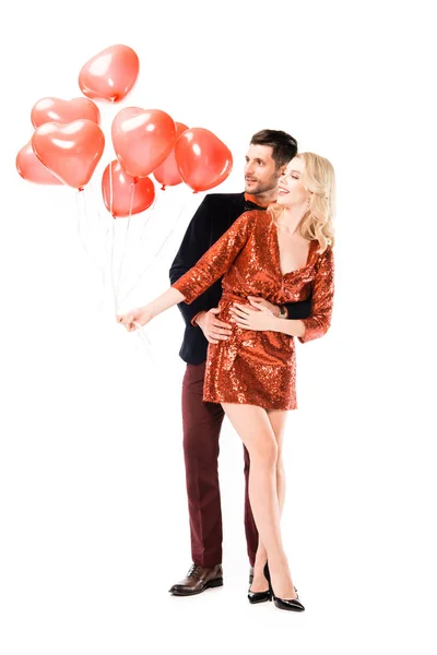 Hermosa Pareja Romántica Abrazándose Mientras Sostiene Globos Rojos Aislados Blanco — Foto de Stock