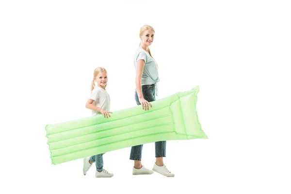 母亲和女儿拿着空气床垫和步行隔离在白色 — 免费的图库照片