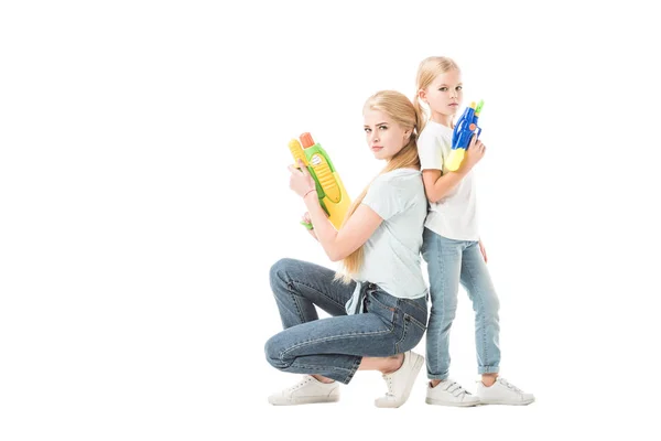 Anne Kızı Üzerinde Beyaz Izole Silahlarla Oynayan — Stok fotoğraf