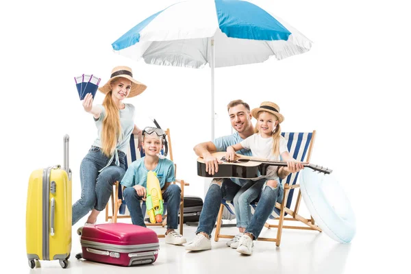 Família Feliz Sentada Cadeiras Praia Com Guitarra Passaportes Isolados Branco — Fotografia de Stock