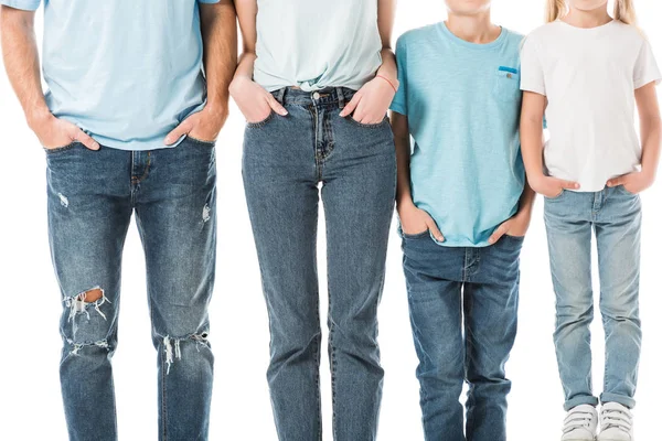 Vista Recortada Familia Pie Jeans Con Las Manos Bolsillos Aislados — Foto de stock gratuita