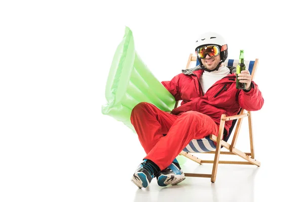 Hombre Ropa Esquí Con Botella Cerveza Colchón Piscina Sentado Silla — Foto de Stock