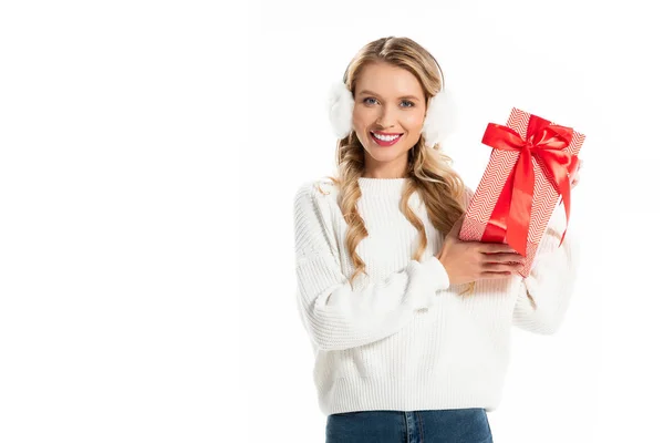 Hermosa Chica Sonriente Traje Invierno Sosteniendo Caja Regalo Aislado Blanco — Foto de Stock