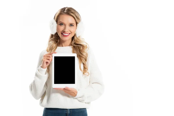 Mujer Rubia Sonriente Que Presenta Tableta Digital Con Pantalla Blanco — Foto de Stock