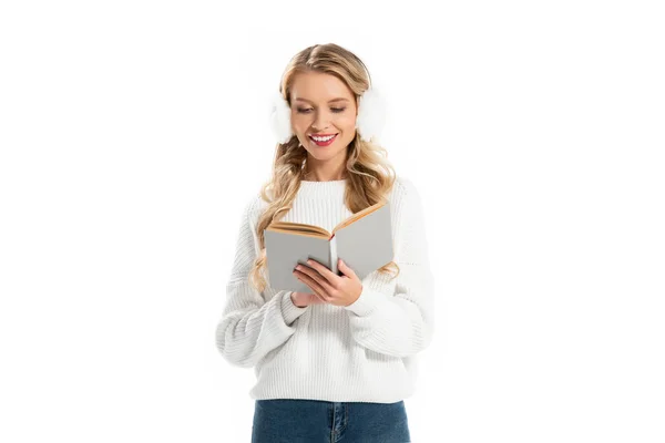 美丽的年轻女子在耳罩阅读书籍孤立的白色 — 免费的图库照片