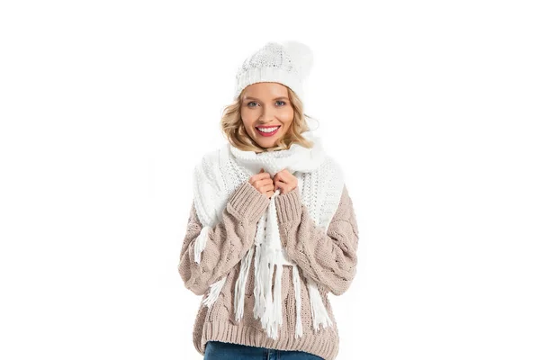 Mooie Jonge Vrouw Winter Outfit Gebreide Muts Geïsoleerd Wit — Stockfoto