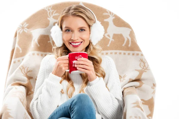 Hermosa Mujer Sonriente Sosteniendo Taza Con Bebida Caliente Sentado Sillón —  Fotos de Stock